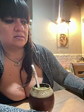 Snapshot of Sensualmente333 chatting on May 28, 12:24 pm Sensualmente333 online show from May 28, 12:24 pm