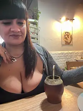 Snapshot of Sensualmente333 chatting on June 9, 12:28 pm Sensualmente333 online show from June 9, 12:28 pm