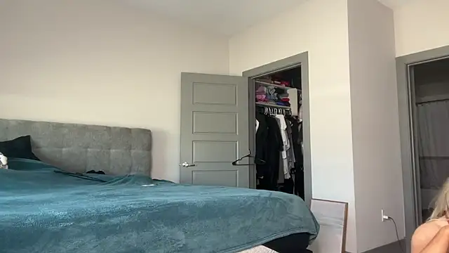 ElenaErickson online show from February 26, 8:00 pm