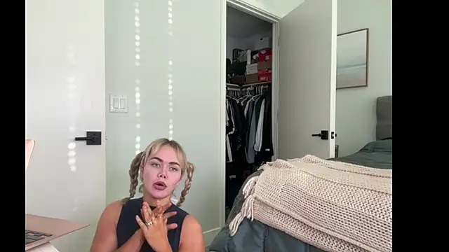 Snapshot of ElenaErickson chatting on July 23, 1:58 am ElenaErickson online show from July 23, 1:58 am