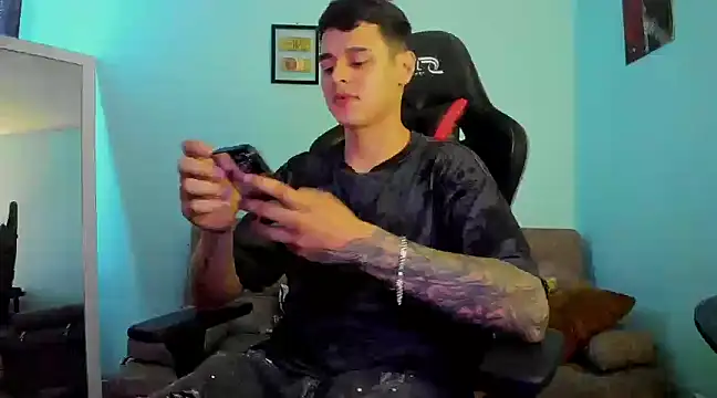 Snapshot of E_Moon chatting on December 18, 6:43 am E Moon online show from December 18, 6:43 am