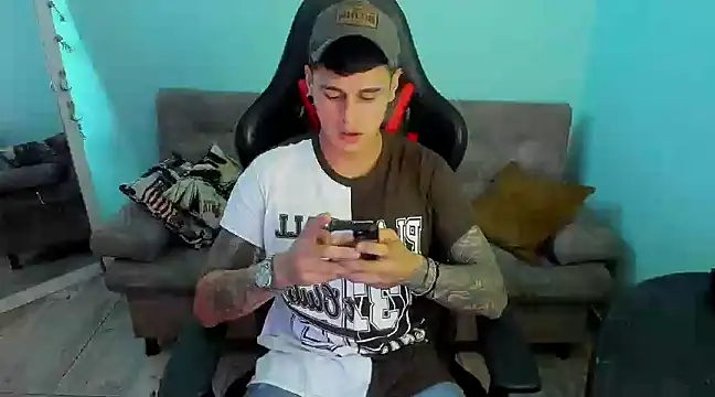 Snapshot of E_Moon chatting on December 30, 5:04 am E Moon online show from December 30, 5:04 am