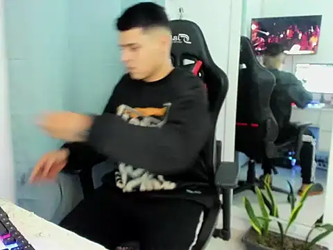 Snapshot of E_Moon chatting on November 4, 4:22 am E Moon online show from November 4, 4:22 am