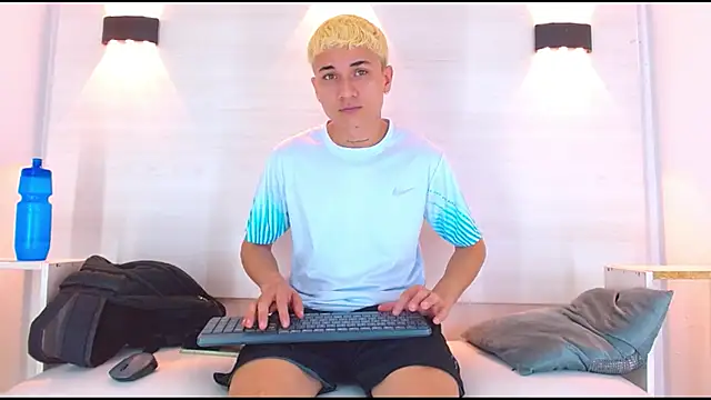 Snapshot of jeic_18 chatting on September 26, 2:43 pm jeic 18 online show from September 26, 2:43 pm