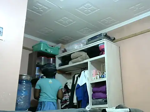 Snapshot of slender-qwene chatting on May 4, 9:05 am slender-qwene online show from May 4, 9:05 am