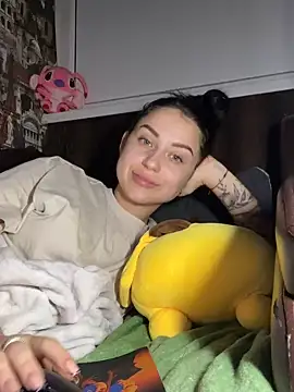 Snapshot of ellie_ssexy chatting on December 7, 4:42 am ellie ssexy online show from December 7, 4:42 am