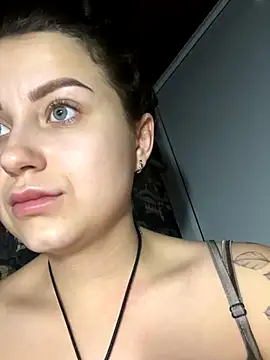 Snapshot of ellie_ssexy chatting on December 9, 4:45 am ellie ssexy online show from December 9, 4:45 am