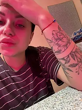 Snapshot of ellie_ssexy chatting on December 10, 4:34 am ellie ssexy online show from December 10, 4:34 am