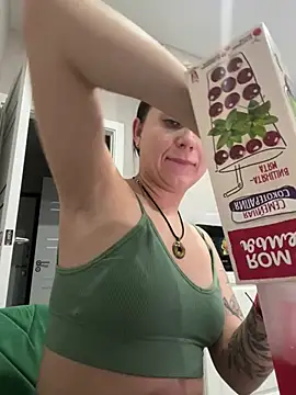 Snapshot of ellie_ssexy chatting on December 21, 4:52 am ellie ssexy online show from December 21, 4:52 am