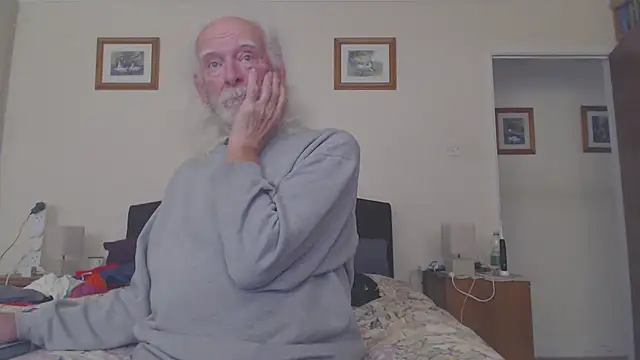 Snapshot of WaverlyKernow chatting on May 19, 1:39 pm WaverlyKernow online show from May 19, 1:39 pm