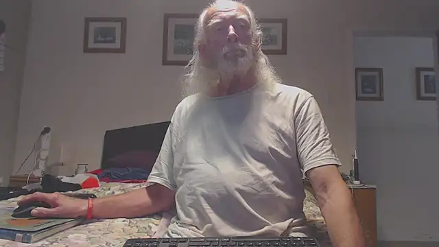 Snapshot of WaverlyKernow chatting on May 24, 6:40 am WaverlyKernow online show from May 24, 6:40 am