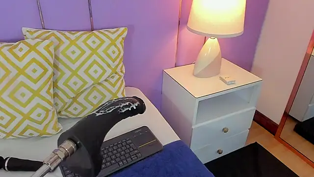 SophyRuiz  online show from April 8, 11:43 am