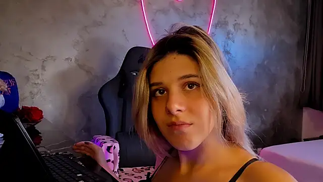 Snapshot of LeylaRosse chatting on September 29, 7:24 am LeylaRosse online show from September 29, 7:24 am