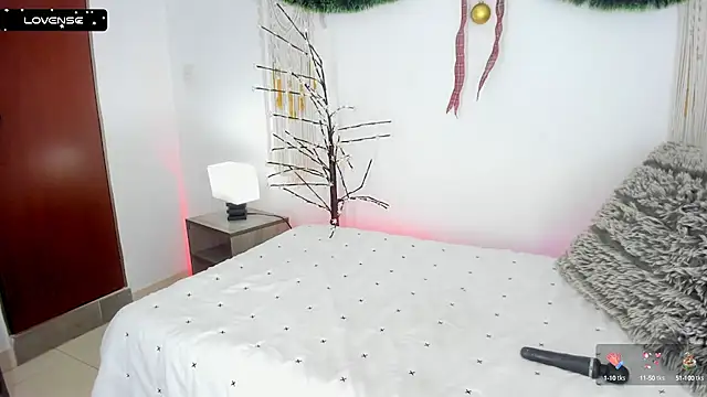 Snapshot of Eyleen_24 chatting on December 3, 9:23 pm Eyleen 24 online show from December 3, 9:23 pm