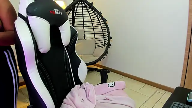 Lizzie Williams  online show from February 6, 3:22 am