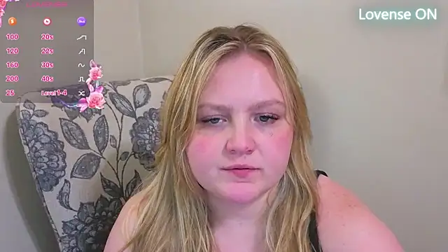 Snapshot of PhatAssBlond chatting on April 21, 5:03 am PhatAssBlond online show from April 21, 5:03 am