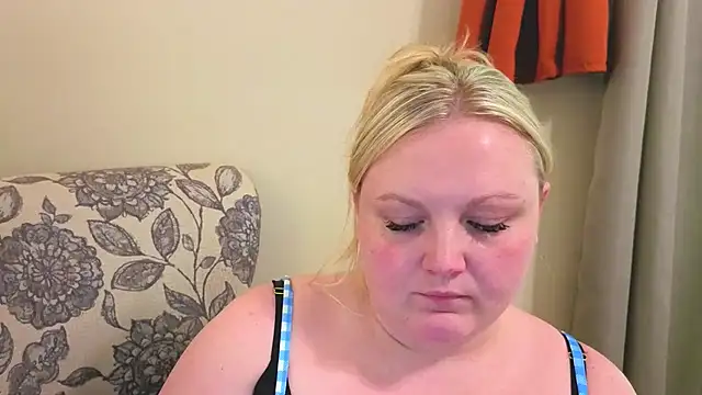 Snapshot of PhatAssBlond chatting on April 29, 10:49 pm PhatAssBlond online show from April 29, 10:49 pm