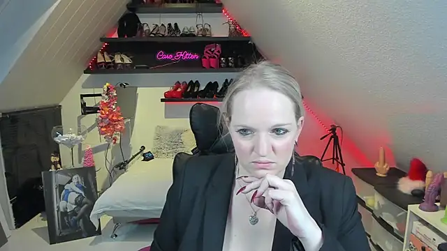 Snapshot of caro_kitten chatting on December 15, 10:18 am caro kitten online show from December 15, 10:18 am