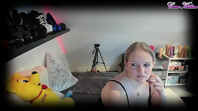 Snapshot of caro_kitten chatting on February 15, 10:22 am caro kitten online show from February 15, 10:22 am