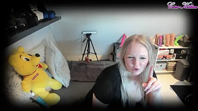 Snapshot of caro_kitten chatting on March 21, 8:17 am caro kitten online show from March 21, 8:17 am