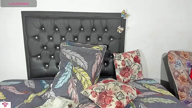 Snapshot of Darlyquenn11 chatting on December 21, 3:25 am Darlyquenn11 online show from December 21, 3:25 am