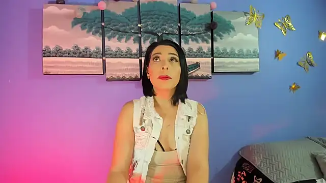 Snapshot of AdelleLennox_cg chatting on February 5, 11:23 am AdelleLennox cg online show from February 5, 11:23 am