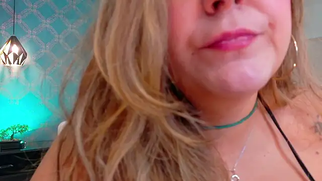 Snapshot of AmbarRoberts_ chatting on June 15, 1:13 pm AmbarRoberts online show from June 15, 1:13 pm
