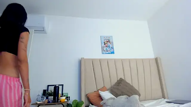 Snapshot of Mady-Edwards chatting on February 25, 12:09 am Mady-Edwards online show from February 25, 12:09 am