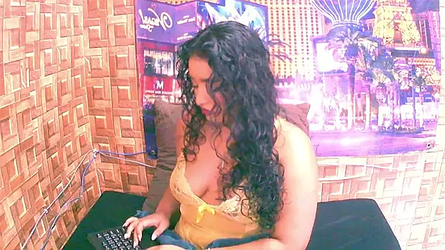 Snapshot of IndianAngel4u chatting on April 21, 3:07 pm IndianAngel4u online show from April 21, 3:07 pm