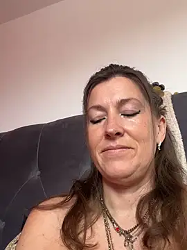 Snapshot of Lwhite1 chatting on April 27, 4:05 pm Lwhite1 online show from April 27, 4:05 pm
