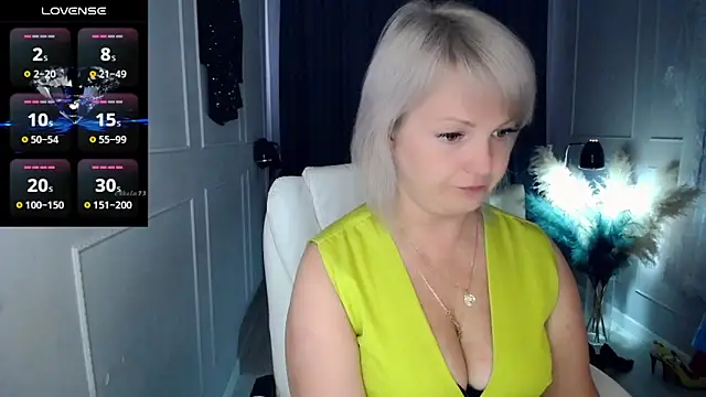 Snapshot of Juarnea chatting on May 6, 8:19 am Juarnea online show from May 6, 8:19 am