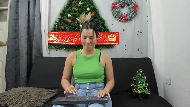 Snapshot of merlinaadams_ chatting on December 16, 1:31 am merlinaadams  online show from December 16, 1:31 am