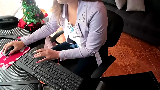 merlinaadams  online show from December 15, 2:10 pm