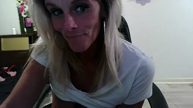 Snapshot of vixendoll87 chatting on July 25, 12:53 am vixendoll87 online show from July 25, 12:53 am