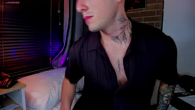 Snapshot of liam_oficial02 chatting on May 24, 3:44 am liam oficial02 online show from May 24, 3:44 am