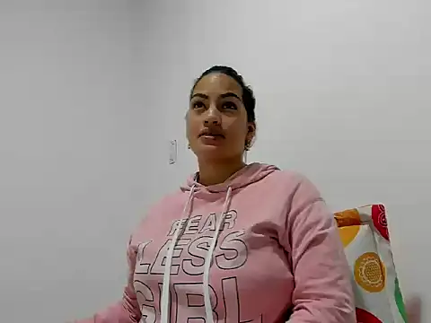 Snapshot of SamanthaBeke chatting on April 28, 1:04 am SamanthaBeke online show from April 28, 1:04 am