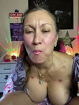Snapshot of TheDime chatting on May 28, 5:27 am TheDime online show from May 28, 5:27 am