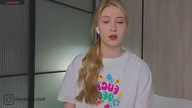 Snapshot of Monikacutie chatting on February 28, 4:10 am Monikacutie online show from February 28, 4:10 am