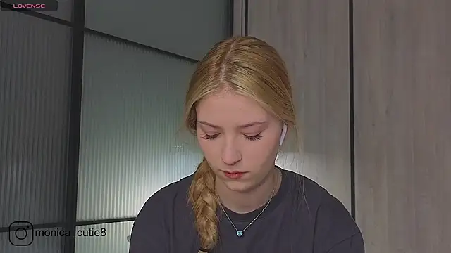 Snapshot of Monikacutie chatting on March 3, 4:03 am Monikacutie online show from March 3, 4:03 am