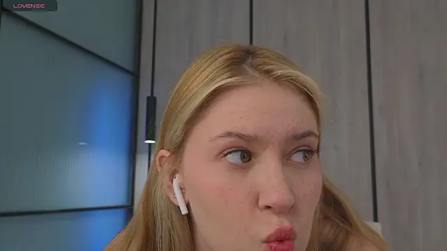 Snapshot of Monikacutie chatting on March 23, 4:27 am Monikacutie online show from March 23, 4:27 am