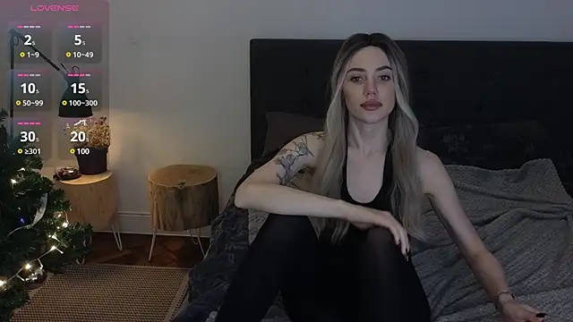 Snapshot of Sara_Tranquil chatting on December 8, 10:25 pm Sara Tranquil online show from December 8, 10:25 pm