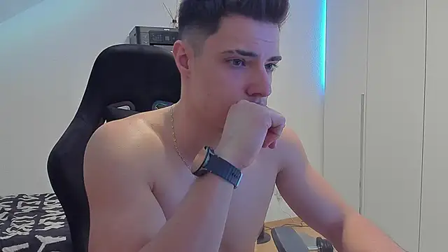 Snapshot of boywonderxxx chatting on October 26, 4:57 pm boywonderxxx online show from October 26, 4:57 pm