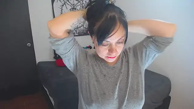 Snapshot of lili_peach chatting on April 6, 10:00 pm lili peach online show from April 6, 10:00 pm