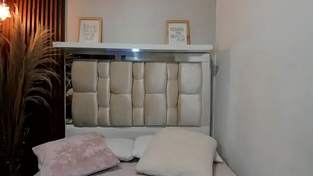 ANTONELLA  ROUSE  online show from January 25, 1:19 pm