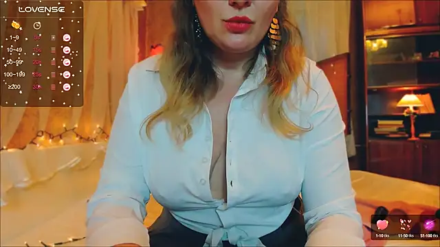 Snapshot of Your_Julia_Burns chatting on December 13, 12:06 pm Your Julia Burns online show from December 13, 12:06 pm