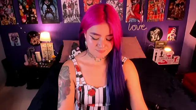 Snapshot of anne_cross chatting on October 15, 2:33 am anne cross online show from October 15, 2:33 am