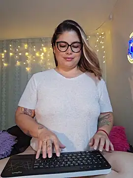 Snapshot of Juliietha_servas chatting on May 5, 11:02 pm Juliietha servas online show from May 5, 11:02 pm