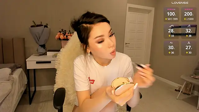 Snapshot of aya_shy chatting on December 13, 9:24 am aya shy online show from December 13, 9:24 am