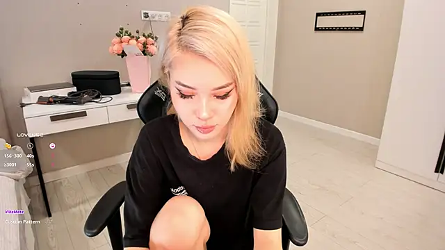 Snapshot of aya_shy chatting on February 24, 10:04 am aya shy online show from February 24, 10:04 am