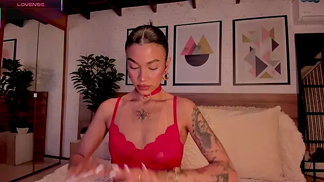 Snapshot of LunaRuso chatting on June 6, 8:02 pm LunaRuso online show from June 6, 8:02 pm
